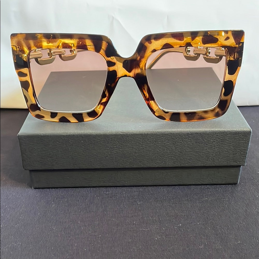 Oversized Tortoiseshell Sunglasses with Gradient Lenses and Bold Square Frames